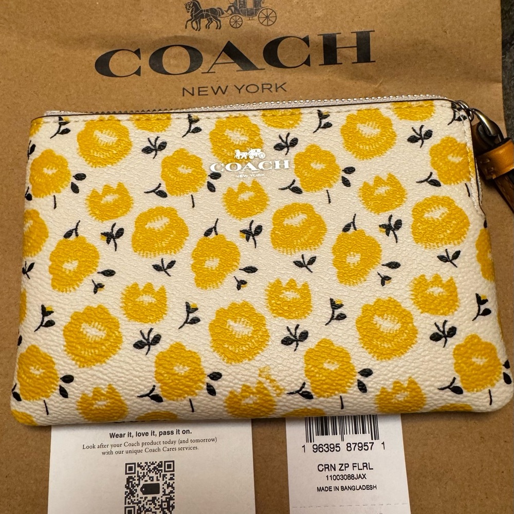 Coach Corner Zip Wristlet with Floral Print NWT - Picture 1 of 6